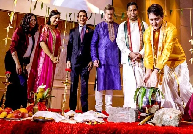 DIWALI FESTIVAL PEOPLES WEAR PATTU VESTI HANDLOOM WEAVERS 
